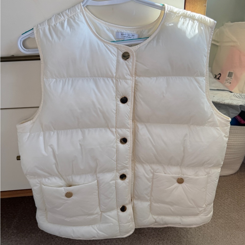 NWT Ann Taylor Weekend Lightweight Quilted Button-Front Puffer Vest in Cream